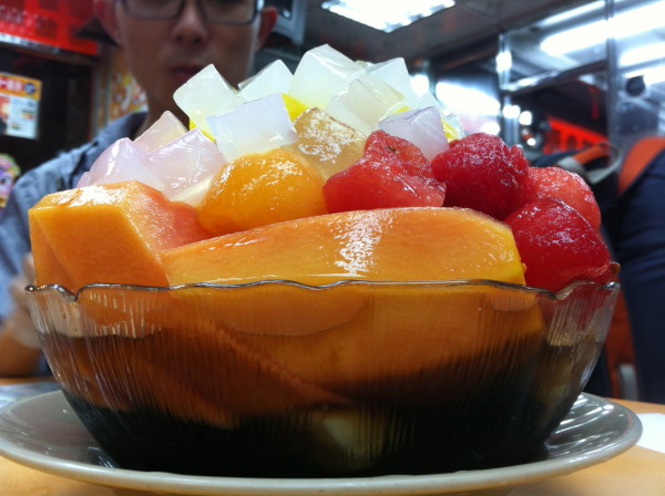 澳门水果奶奶8475，街头巷尾的甜蜜传奇