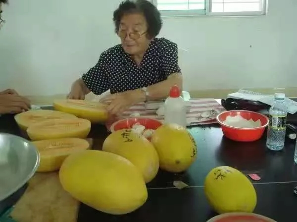 水果奶奶，真实与虚构交织的传奇