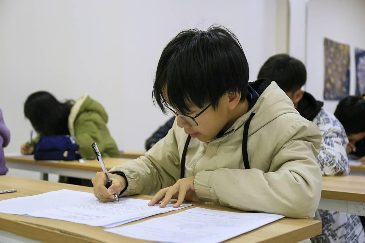 考场现2米3高考生，挑战与梦想的交响曲高考考场多少米禁止施工