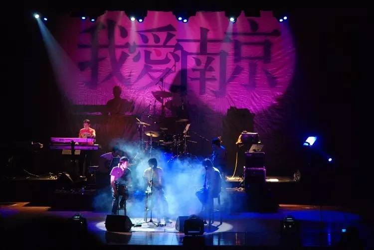 香港618水灾中的温暖旋律—任白义演的爱心之歌